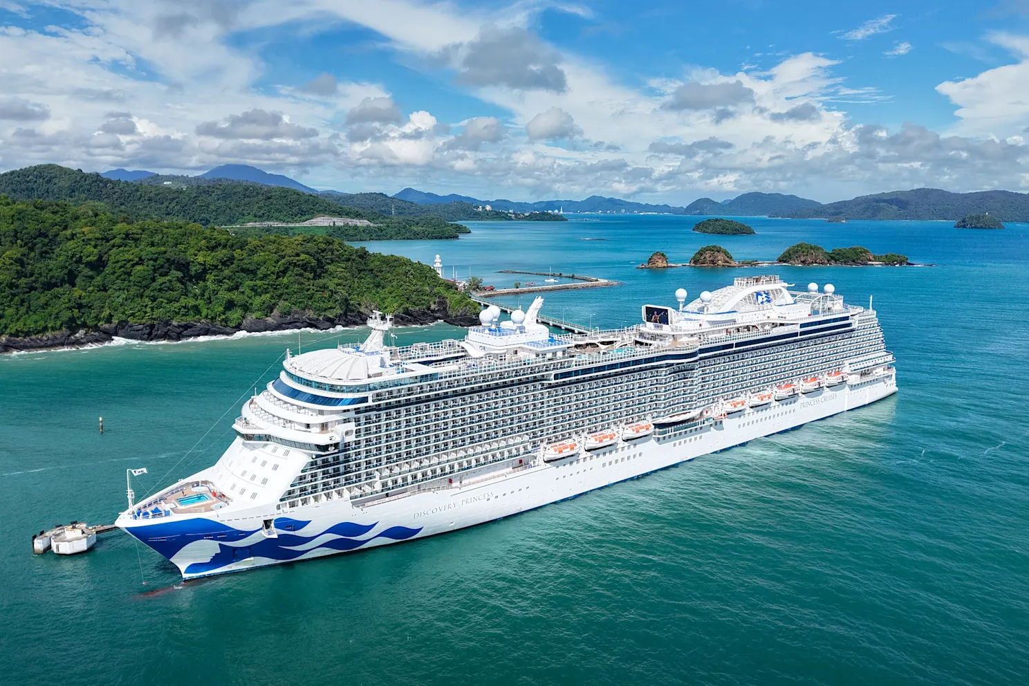 Discovery cruise ship at sea